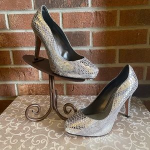 White House Black Market Silver Metallic Snakeskin Pumps Size 7.5